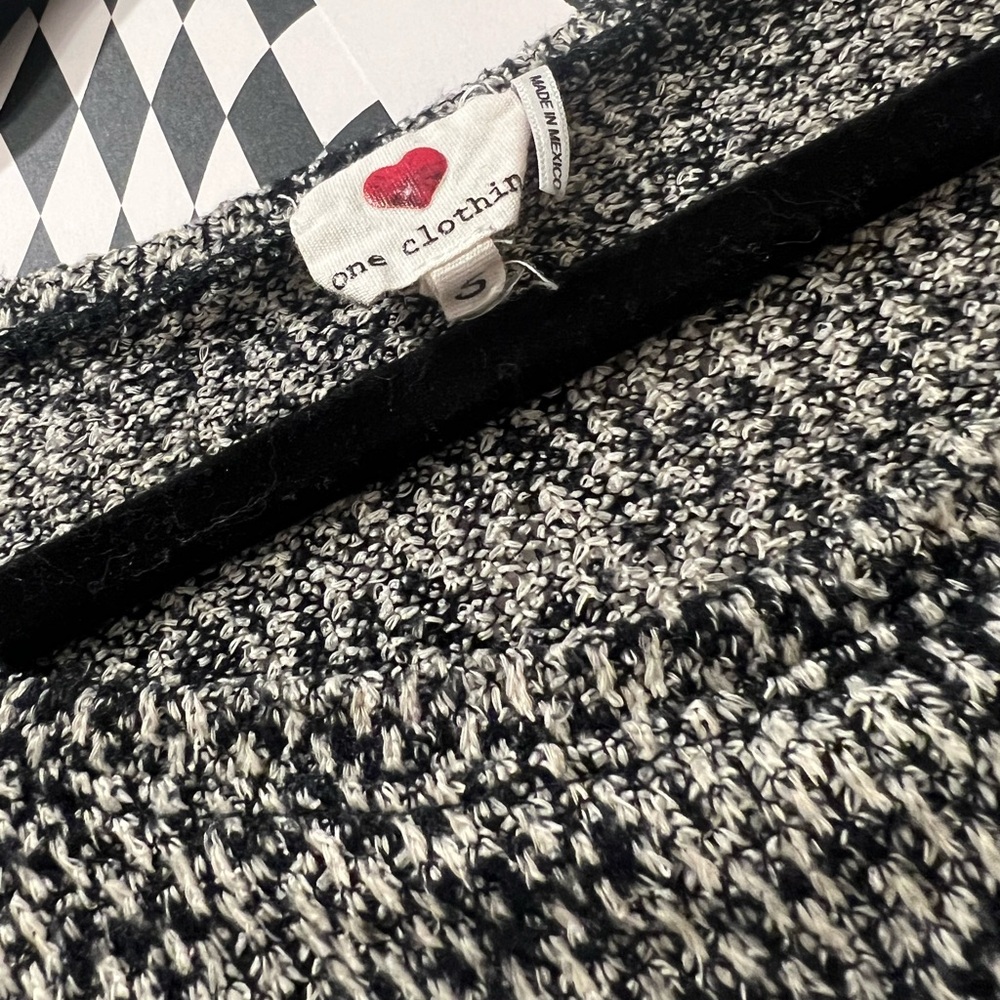 Long Sleeve Cropped Black/White Sweater Size Small One Clothing Women’s Top - Picture 3 of 3